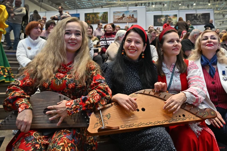 Если еще лет 30 назад гусли в России были экзотикой, то сейчас этот инструмент вновь завоевывает народную любовь.