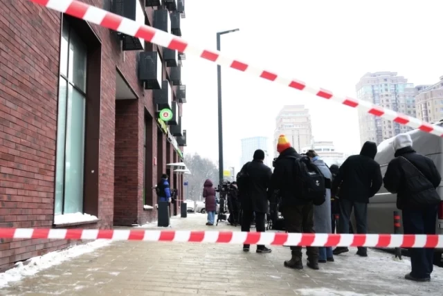 В генерал-лейтенанта Владимира Алексеева стреляли в подъезде его дома. 