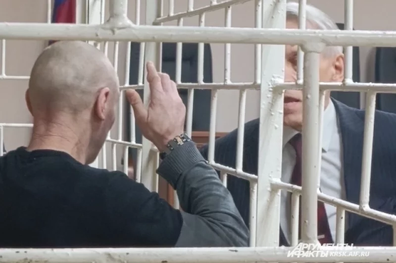 Скотник Игорь Зыков в начале заседания перешептывался с адвокатом и сказал, что начал принимать таблетки.