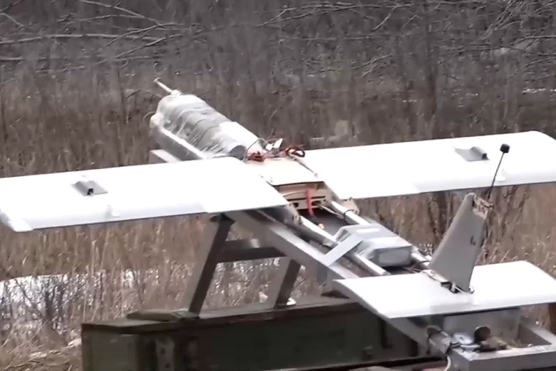 Группировка войск «Центр», применив ударный беспилотный летательный аппарат самолетного типа «Молния-2», уничтожил замаскированный блиндаж с живой силой формирований ВСУ.