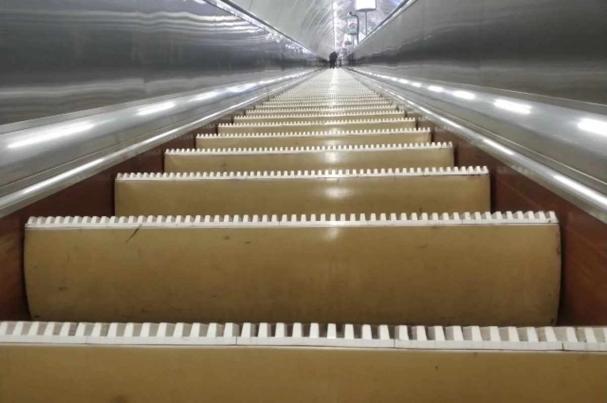 В барнаульском ТЦ подростку зажевало палец в эскалаторе