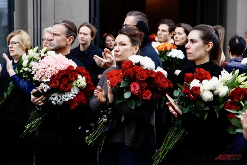Актриса Ольга Тумайкина (в центре) на церемонии прощания с актрисой Ольгой Чиповской.