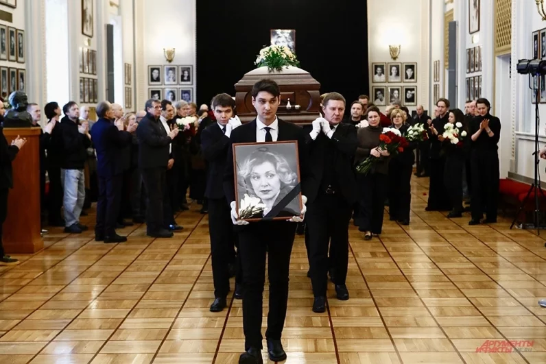 Церемония прощания с актрисой Ольгой Чиповской в Театре имени Евгения Вахтангова.