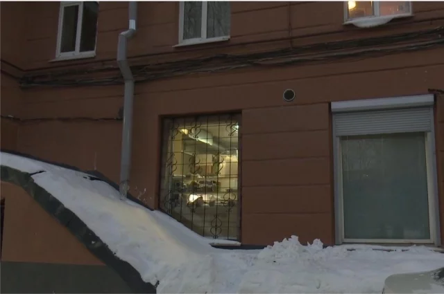 Дырка в стене мало напоминает вытяжку в пункте общественного питания.