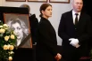 Актриса Анна Чиповская на церемонии прощания с матерью, актрисой Ольгой Чиповской в Театре имени Евгения Вахтангова.