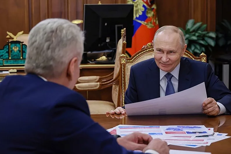 «Москва развивается хорошим темпом. Много раз об этом говорил, и не лишним будет повторить: мы гордимся Москвой», - отметил президент.