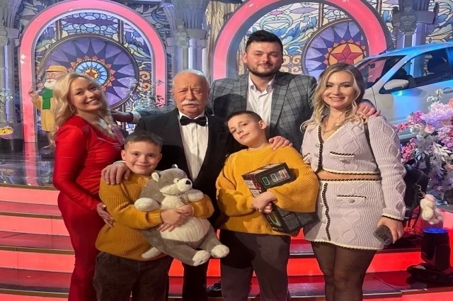 На «Поле чудес» омичка приехала с большой группой поддержки.