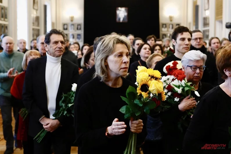 Актриса Юлия Рутберг на церемонии прощания.