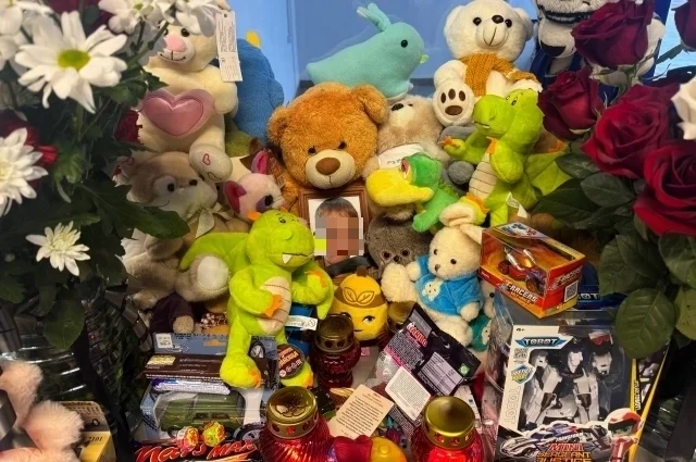 Стихийный мемориал у «Ленты», рядом с которой ребёнок мыл фары и стёкла машин.