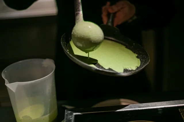 При добавлении шпината блины обретают нежный салатный цвет