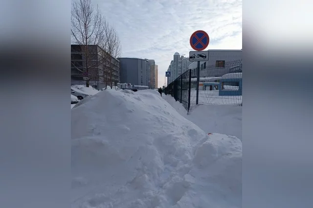 В то время как центральные улицы сияют чистотой, жители спальных районов и поселков не могут выехать из дворов и требуют вернуть чрезвычайный план «Буран». 