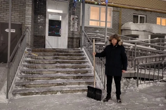 Алексей Костин взял в руки лопату, чтобы чистить снег... На камеру.
