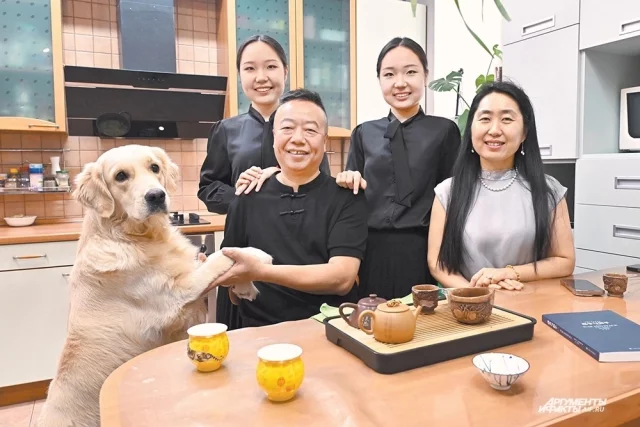 Даже лохматая Сань Бао пока лучше понимает китайский, но это не мешает ей вместе со всей семьёй Ли наслаждаться жизнью в Москве.