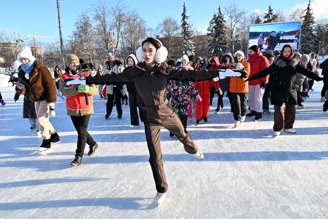 Где-то мастер-классы проводят известные фигуристы, например, Алина Загитова.