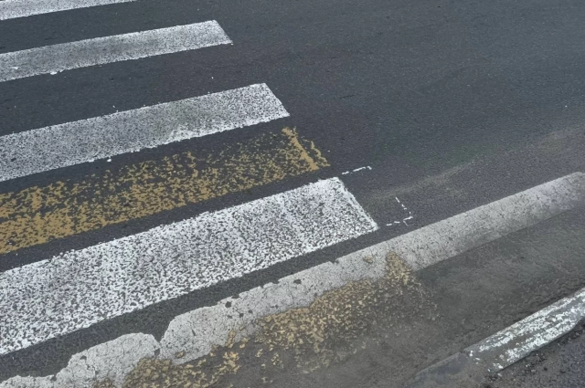 В Мирном грузовик сбил девушку, переходившую дорогу по «зебре»