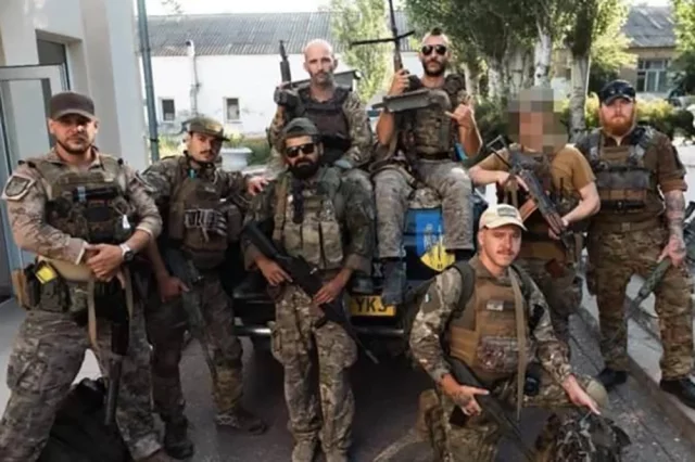 В «Иностранный легион» прибыли сражаться порядка 20 тысяч военнослужащих. Попозировали для соцсетей и уехали.