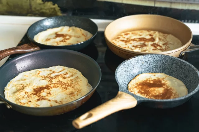 Многие думают, что антипригарное покрытие защищает продукт от подгорания, но на самом деле оно в основном препятствует его пригоранию к посуде. 