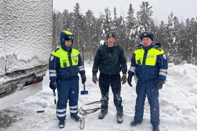 Сотрудники ДПС оценили масштабы случившегося и обеспечили безопасность дорожного движения на трассе. 