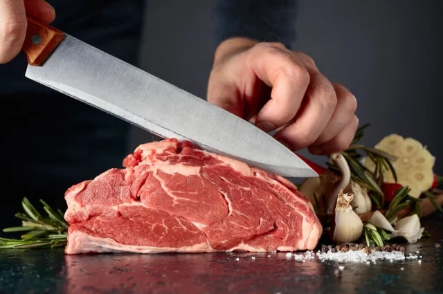 Основное отличие красного мяса от белого заключается в более высоком содержании миоглобина — белка, который связывает кислород в мышечной ткани.