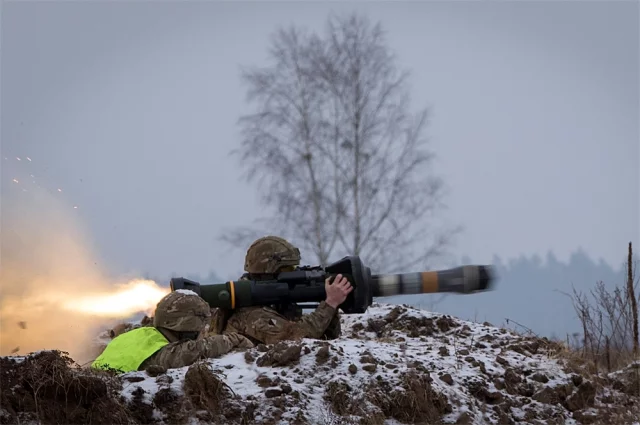 Боеготовность сухопутных сил Великобритании весьма ограничена, численность их ничтожно мала, а находить новобранцев удается с огромным трудом.