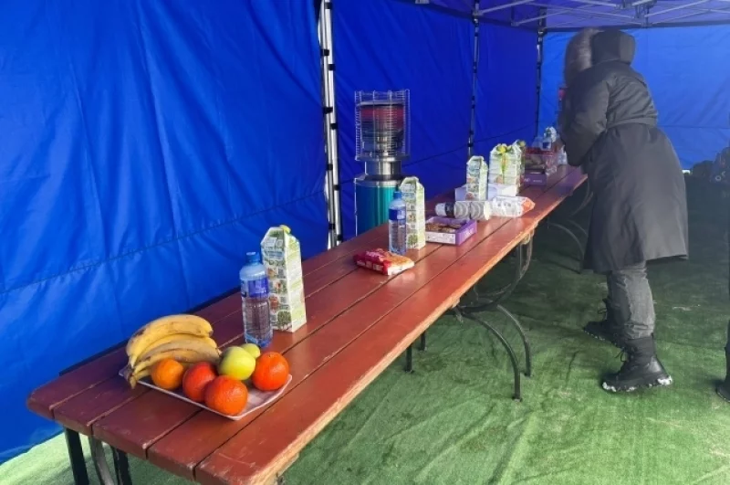 Скромный поминальный стол. Для близких организовано отдельное прощание.