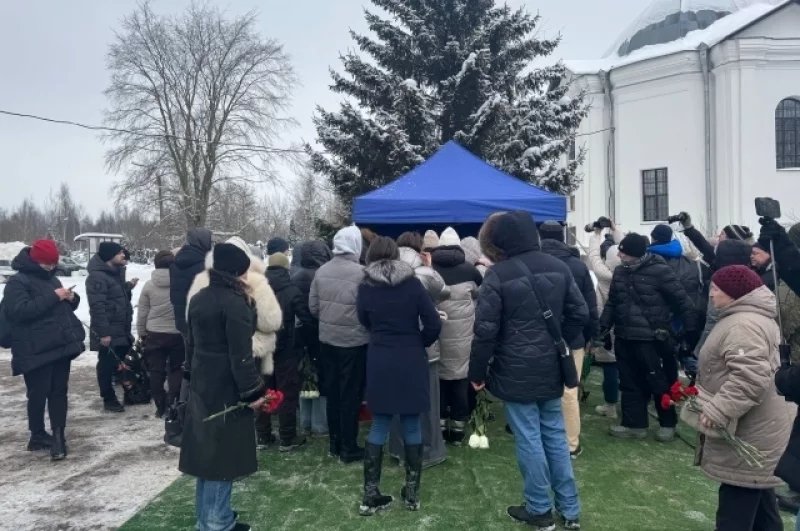 Матери среди прощающихся не было. Прошла информация, что она подъедет позже.