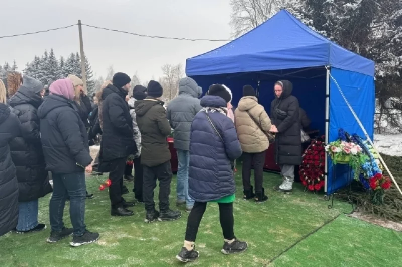 Люди молча подходили проститься.