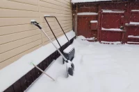 8 оренбургских УК «забили» на вывоз снега и уборку опасной наледи с крыш