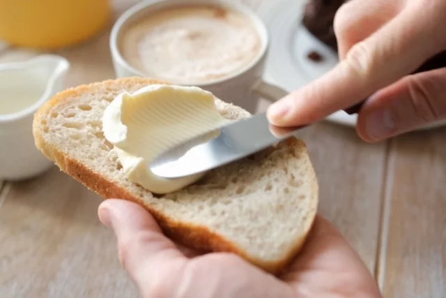 Привычный нам бутерброд — это высококалорийное блюдо с быстрыми углеводами.