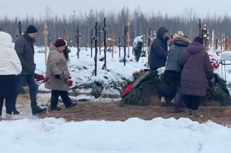 Бабушка у могилы внука.