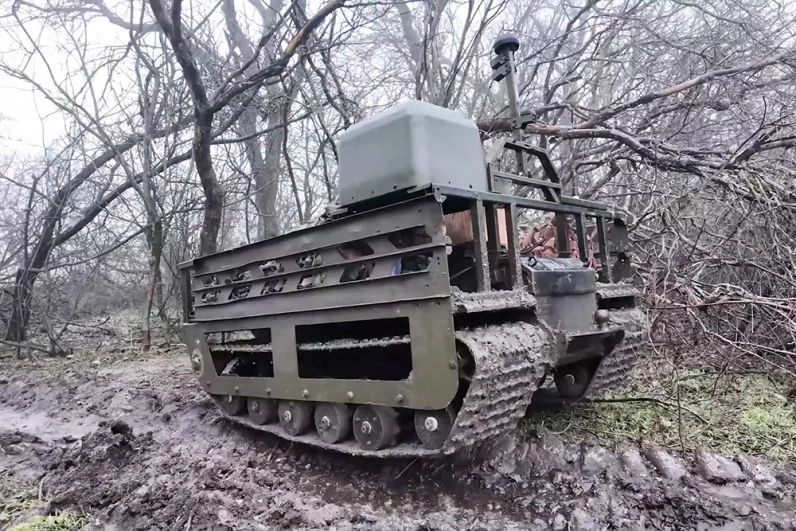 Ежедневно робототехническими комплексами подразделения доставляется к линии боевого соприкосновения сотни килограммов грузов для различных подразделений.