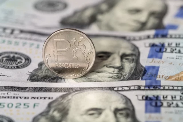 Доллар, исходя из официальных курсов Центробанка на четверг, прибавил 26 копеек до 77,46 рубля.