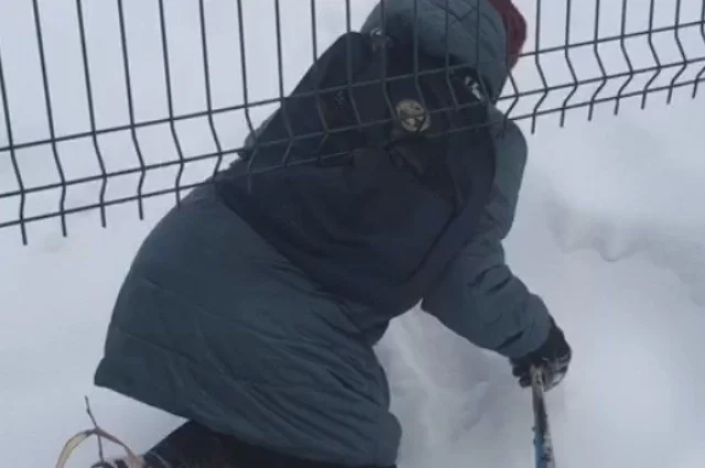 Раньше люди пролазили под забором, но теперь отрезан и этот путь