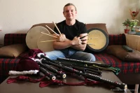 Александр теперь осваивает лоу-вистл и ирландский барабан.