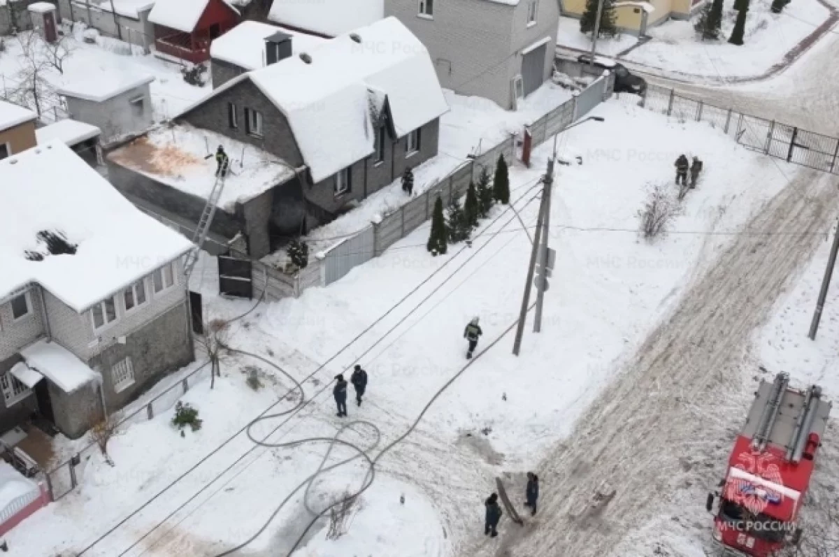 ГУ МЧС показало фото и рассказало подробности пожара в брянском гараже