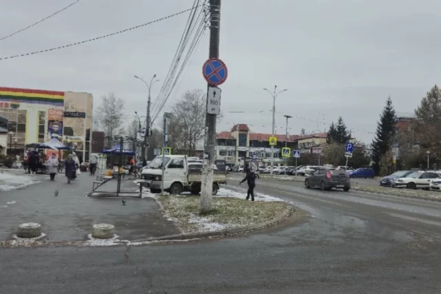 Из-за прорыва магистрального водовода без воды остались жители трёх микрорайонов Шелехова, а также часть домов в соседнем селе Баклаши. 