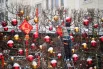 В добавление к  новогодним шарикам на улицах города появляются иероглифы и гирлянды с изображением китайских львов и драконов.