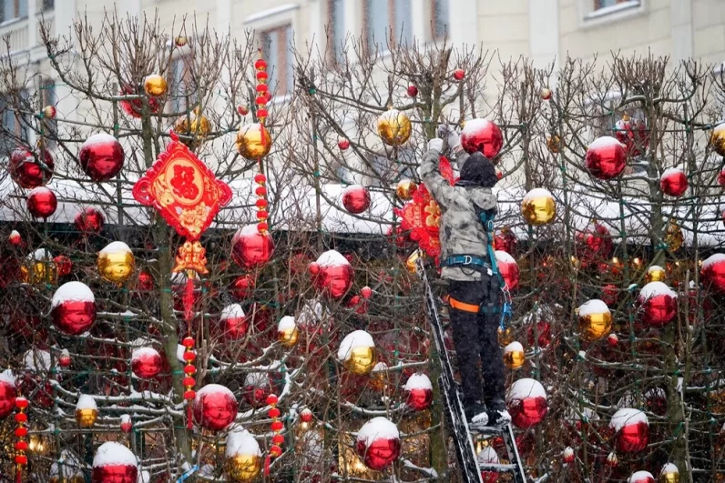 В добавление к  новогодним шарикам на улицах города появляются иероглифы и гирлянды с изображением китайских львов и драконов.