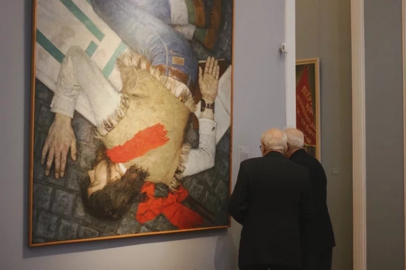 Внушительные габариты картин зачастую затрудняют их размещение в традиционных музеях.