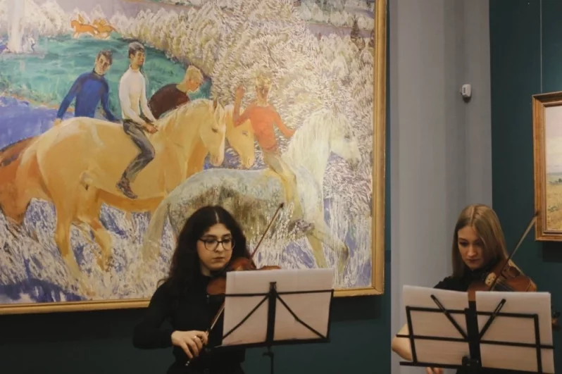 На открытии выставки саратовцев встретили зарисовки классической музыки. 