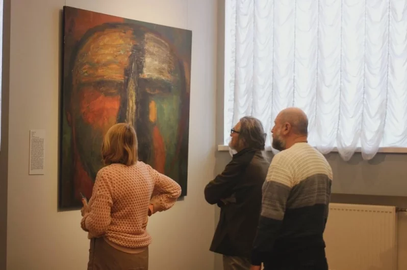 Выставка подчеркивает уникальные возможности крупного формата.