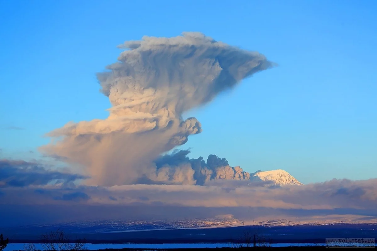 Активность вулканов угрожает полётам на Камчатке