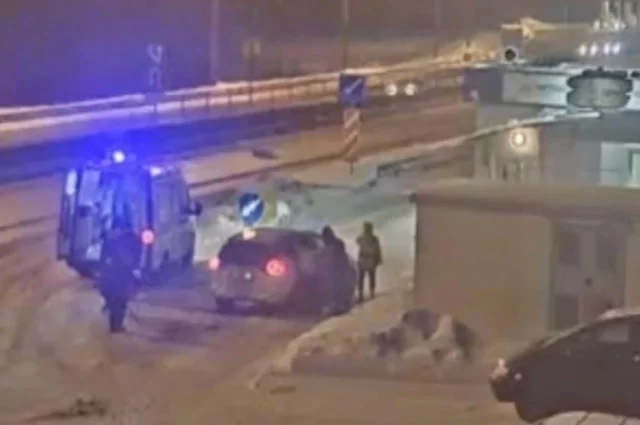 Бригада скорой помощи забрала роженицу в роддом.