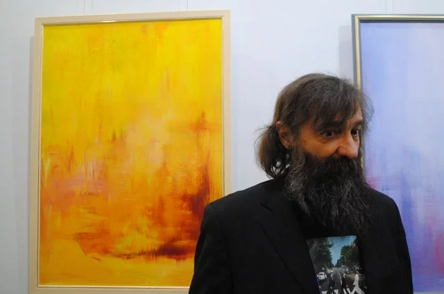 Художник в своей картинной галерее «АЯ».