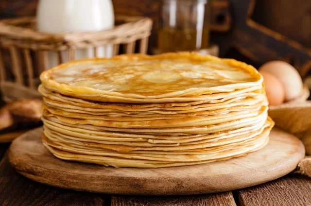 Когда вы укладываете стопку блинов после жарки, постарайтесь сделать так, чтобы к ним был доступ воздуха.