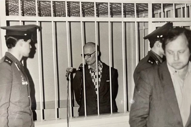 Суд над Чикатило начался 14 апреля 1992 года. Газеты окрестили его «Процессом века».