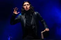 Гамлета играет Яна Прыжанкова.