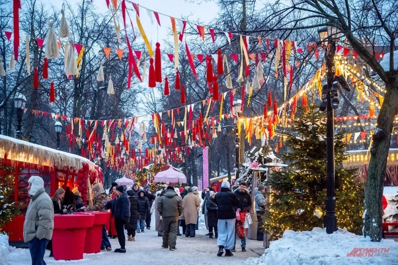 И куда же без ярмарки! По традиции, на гуляниях будет идти бойкая торговля, а настроение гостям создадут выступления фольклорных коллективов.