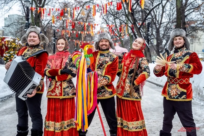 В пятницу, 13 февраля, по всей Москве начали отмечать Масленицу. Гуляния развернулись на площадках «Московских сезонов» — они есть в каждом районе.