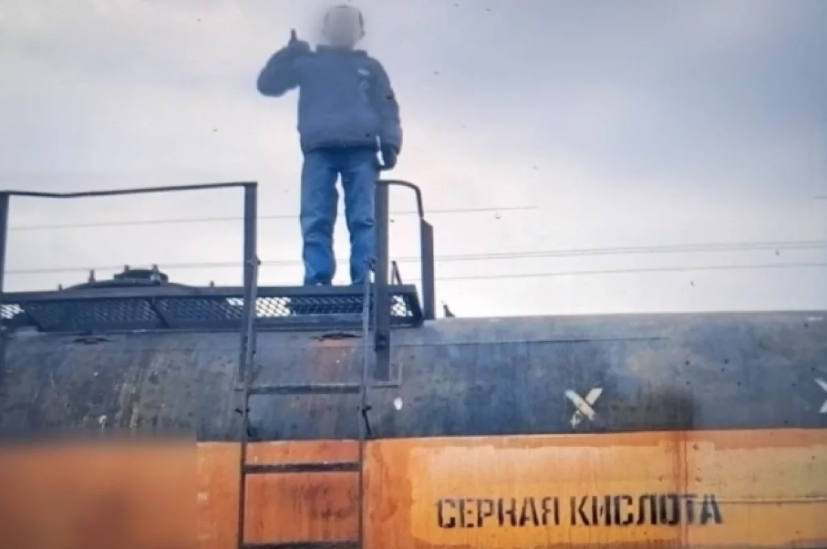 Родителей подростков, снимавших рилсы, зацепляясь за поезда, оштрафовали